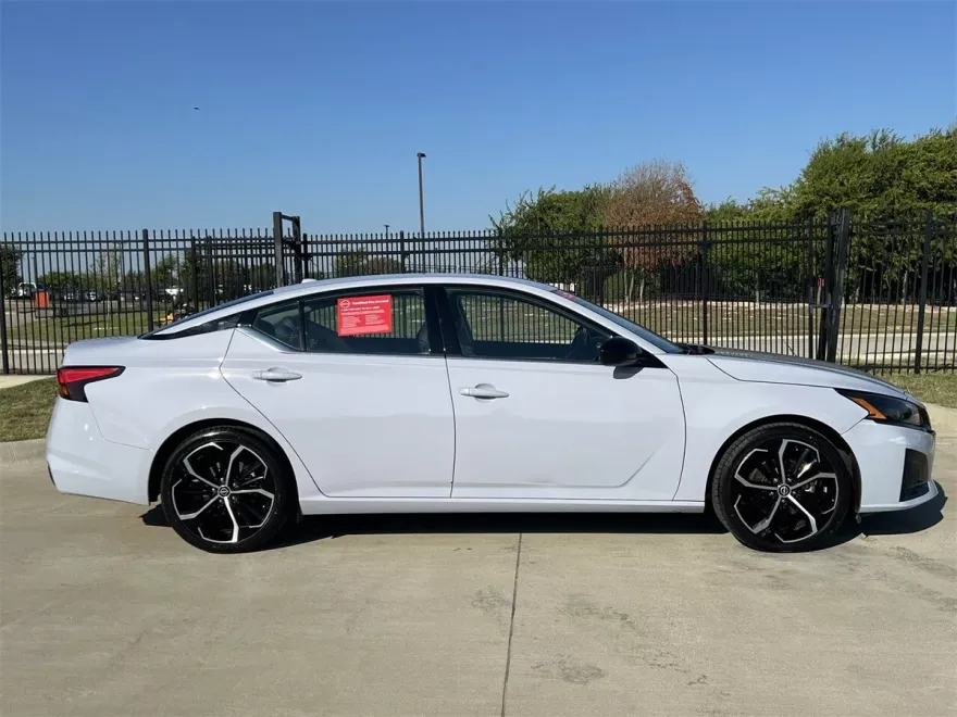 2024 Nissan Altima SR photo 1