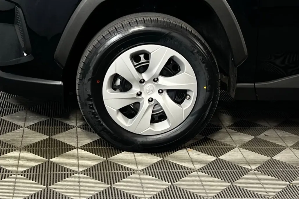 2024 Toyota RAV4 LE photo 1