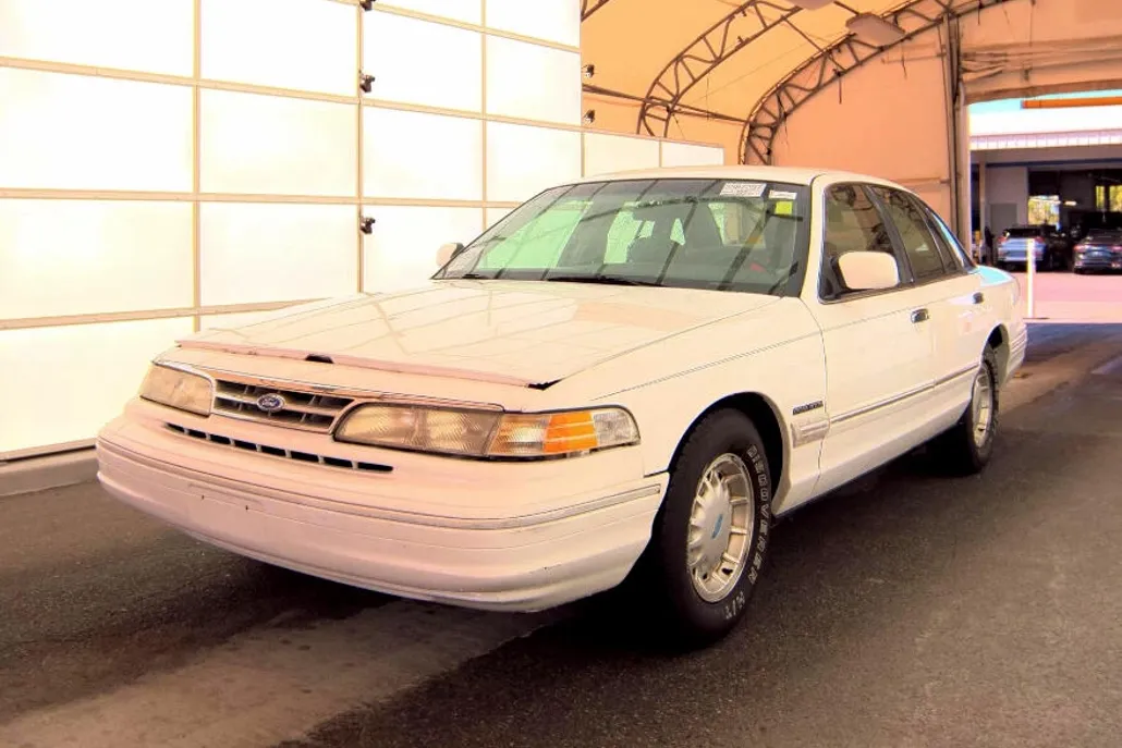 1995 Ford Crown Victoria LX photo 1