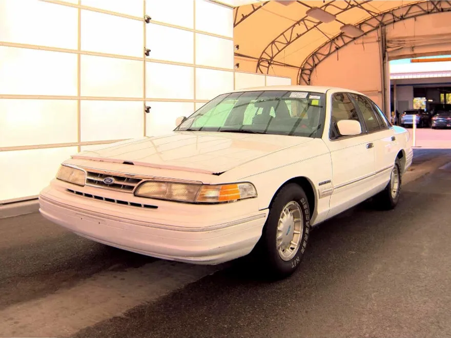 1995 Ford Crown Victoria LX photo 1