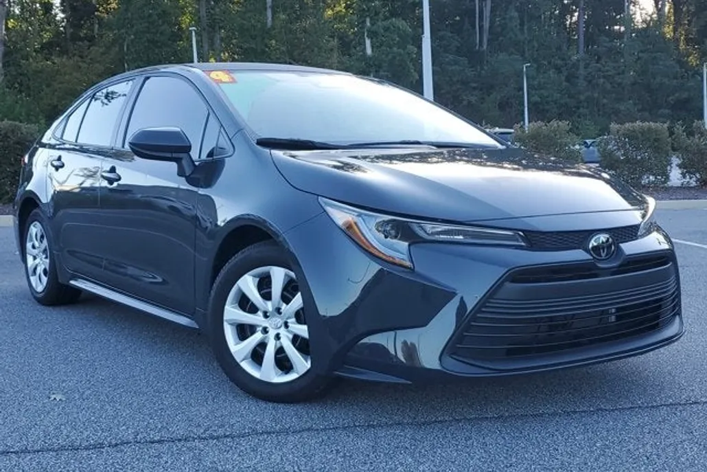 2024 Toyota Corolla LE photo 1