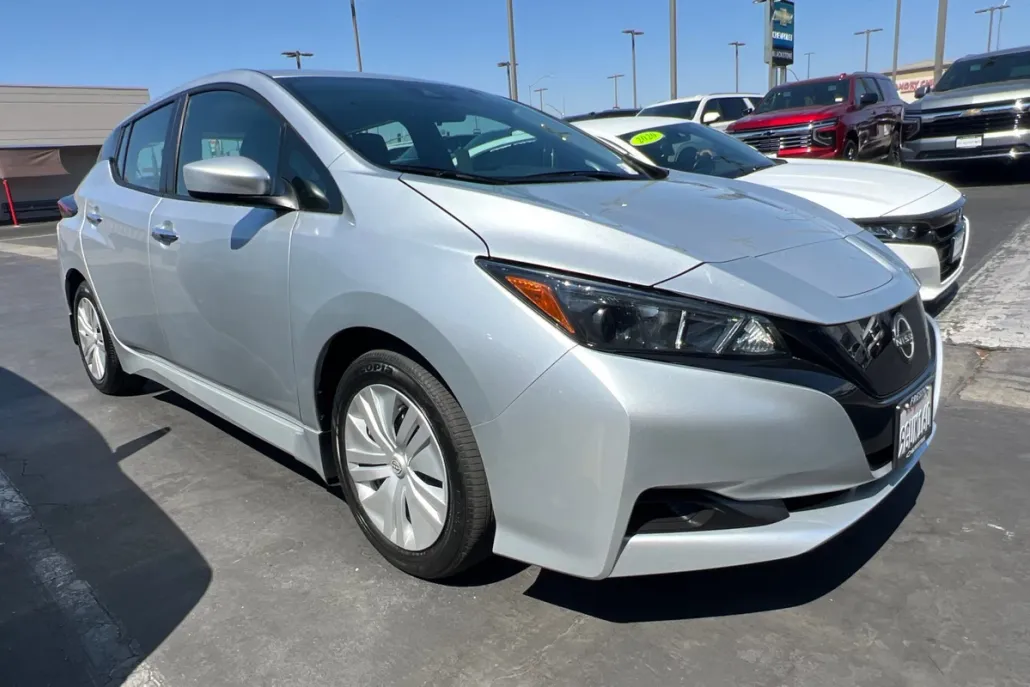 2023 Nissan Leaf S photo 1