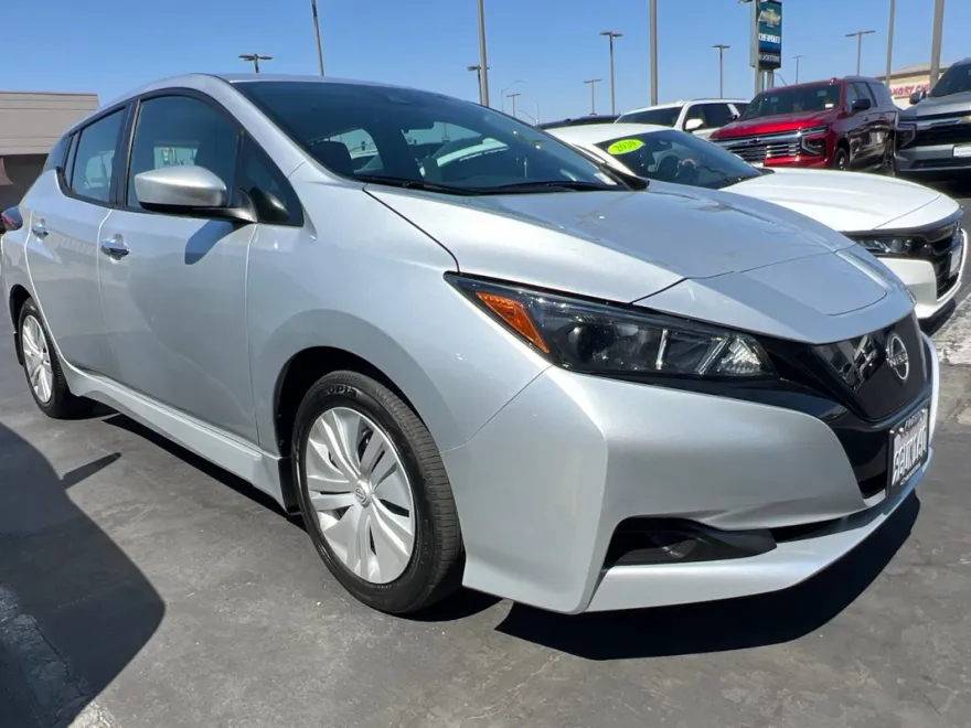 2023 Nissan Leaf S photo 1