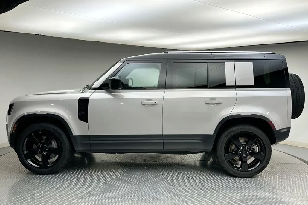 2026 Land Rover Defender 110 photo 1