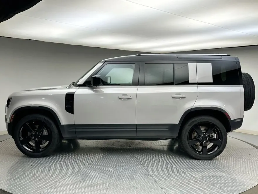 2026 Land Rover Defender 110 photo 1