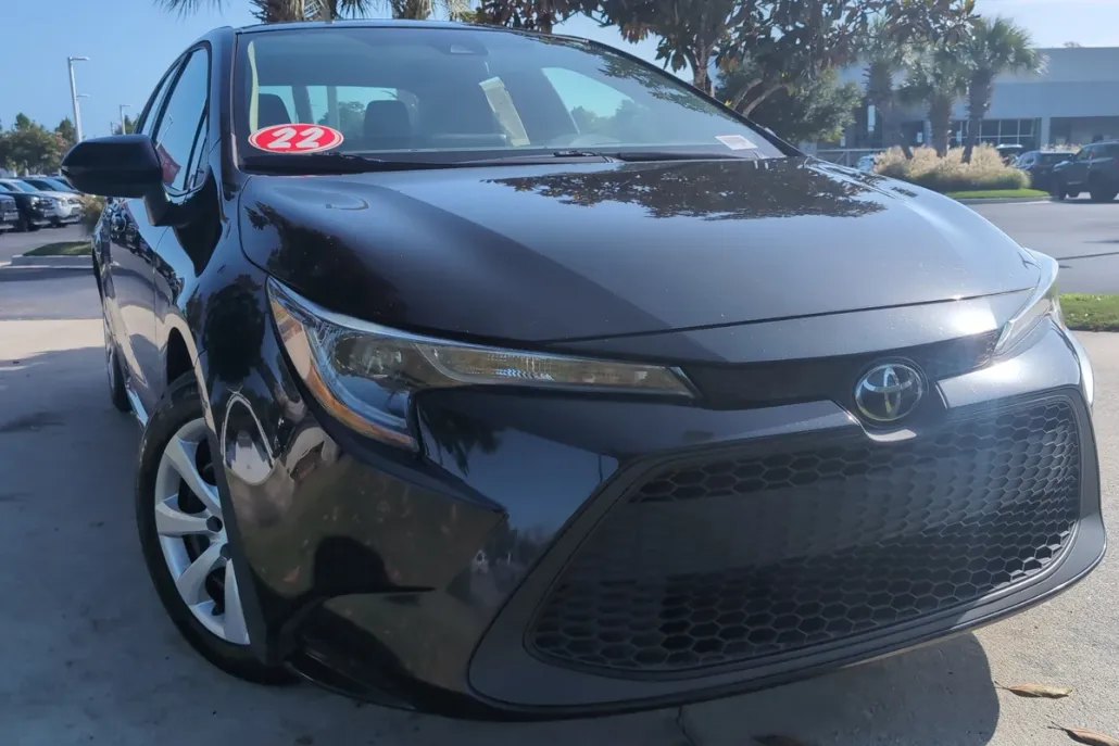 2022 Toyota Corolla LE photo 1