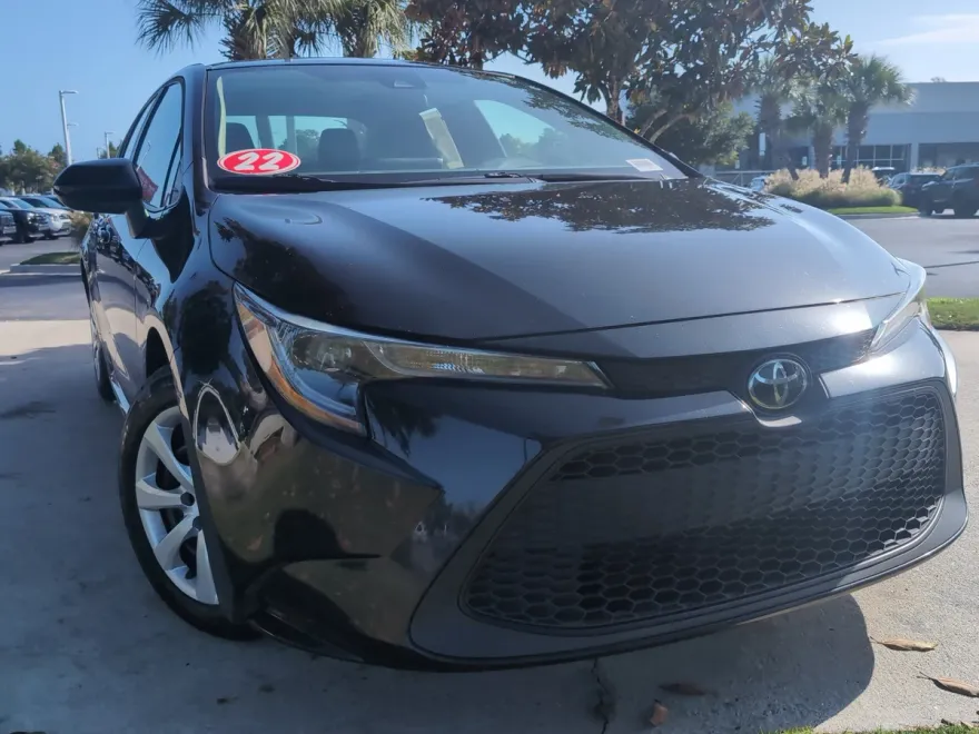 2022 Toyota Corolla LE photo 1