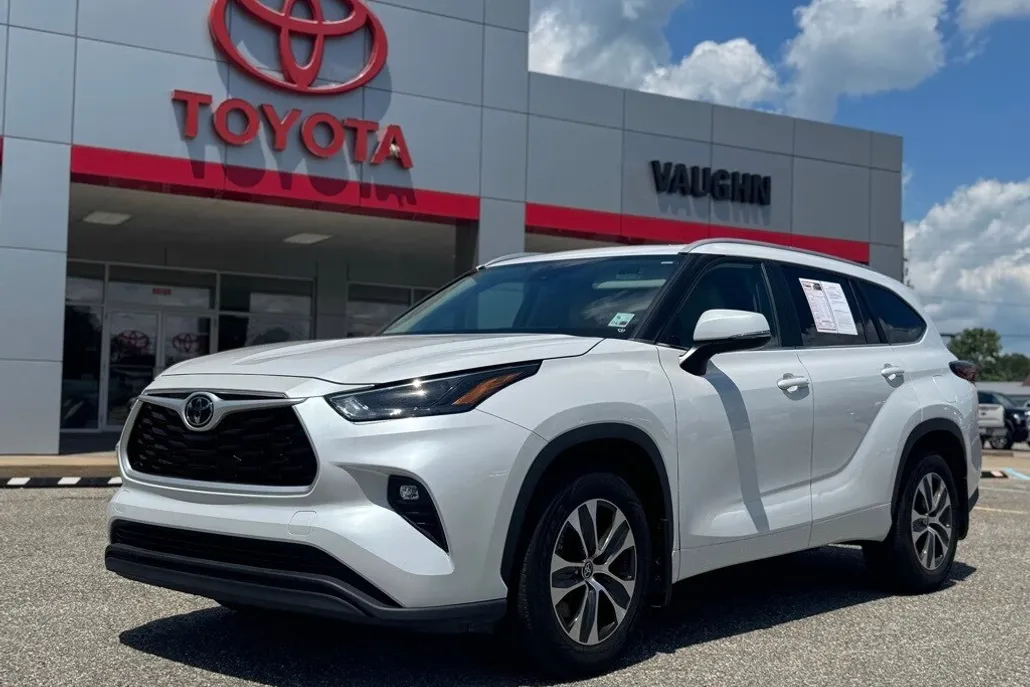 2023 Toyota Highlander XLE photo 1