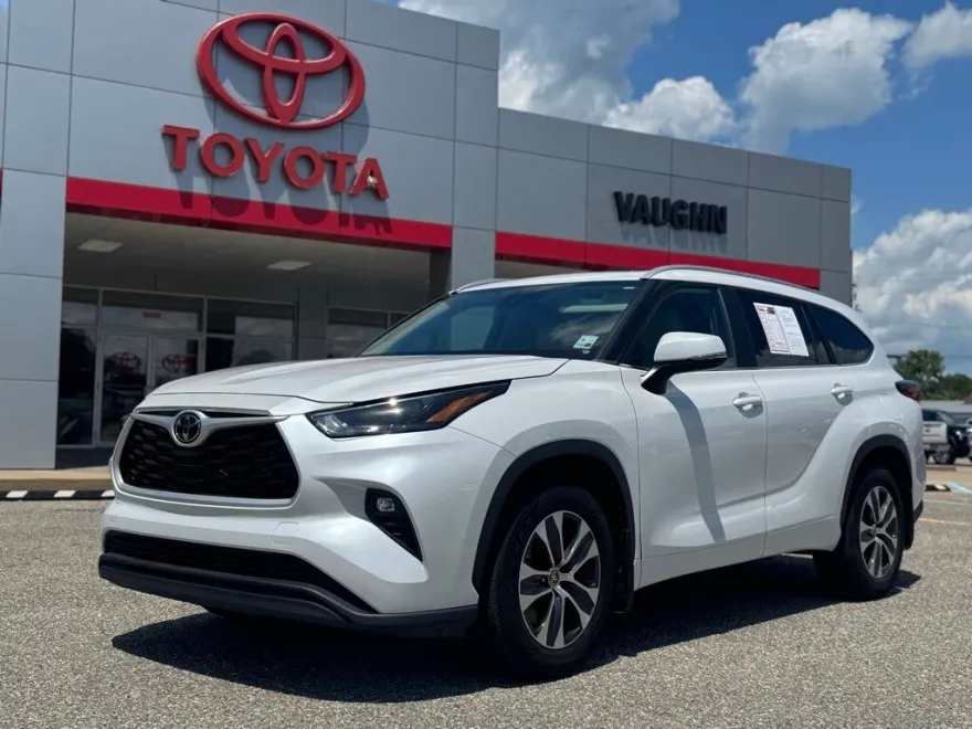 2023 Toyota Highlander XLE photo 1