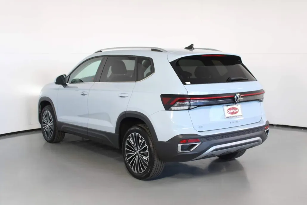 2025 Volkswagen Taos SE photo 1