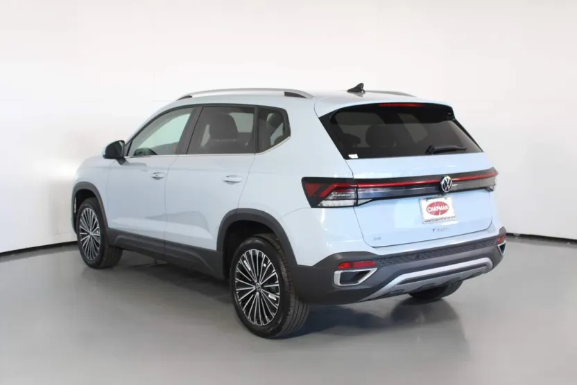 2025 Volkswagen Taos SE photo 1
