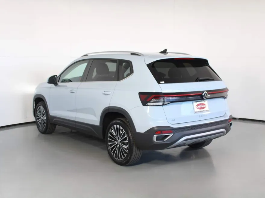 2025 Volkswagen Taos SE photo 1