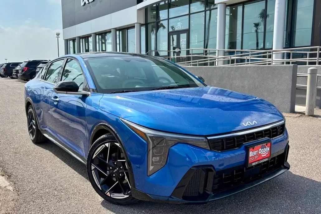 2025 Kia K4 GT-Line photo 1