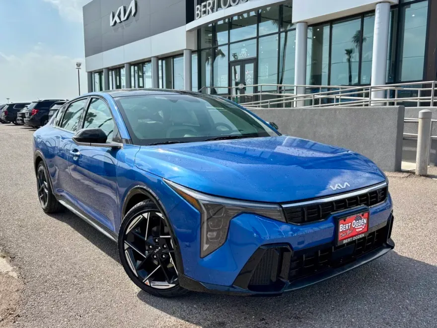 2025 Kia K4 GT-Line photo 1