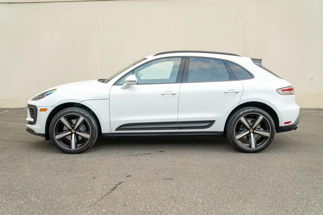 2025 Porsche Macan T photo 1