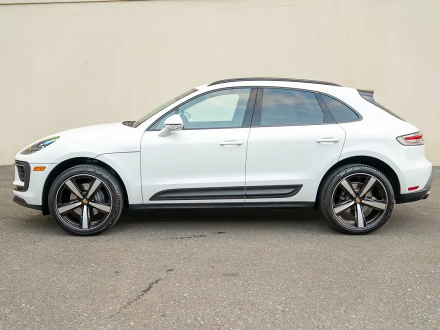 2025 Porsche Macan T photo 1