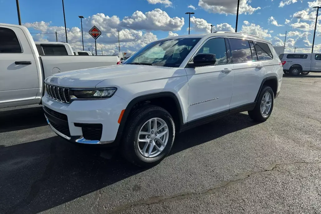 2024 Jeep Grand Cherokee Laredo photo 1