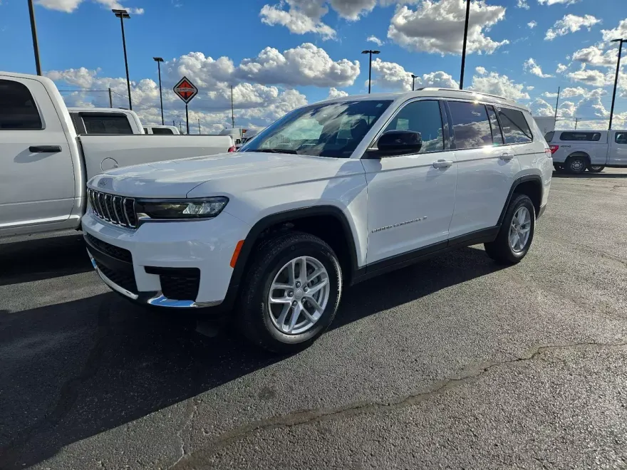 2024 Jeep Grand Cherokee Laredo photo 1