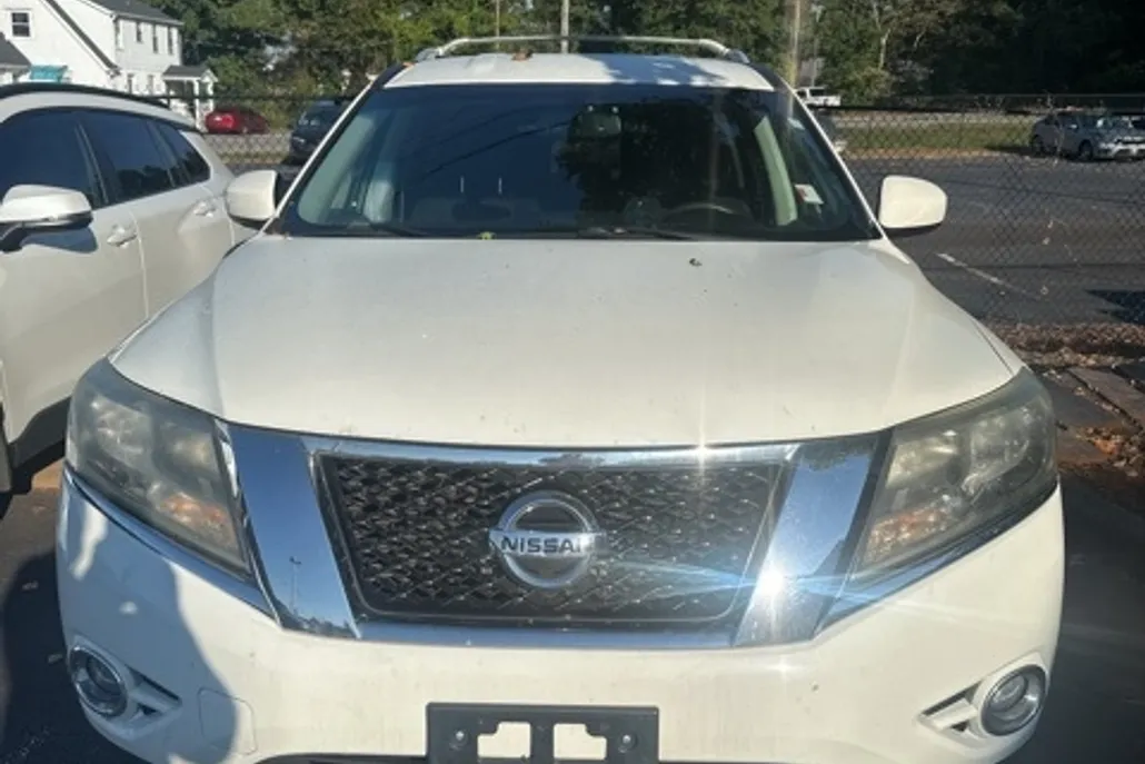 2015 Nissan Pathfinder SV photo 1
