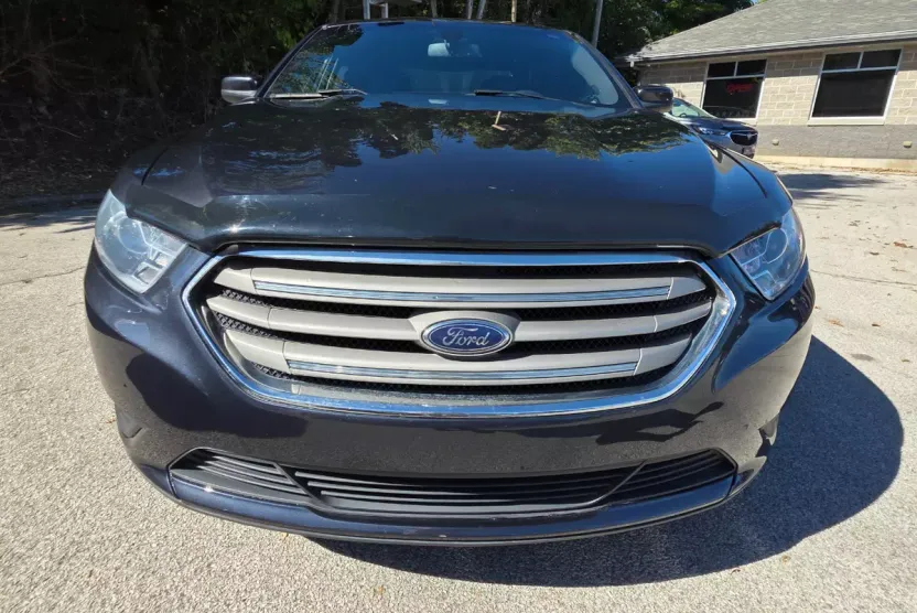2017 Ford Taurus SEL photo 1
