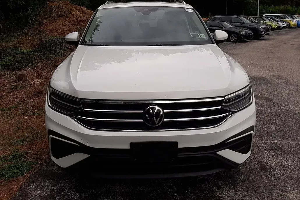 2022 Volkswagen Tiguan SE photo 1
