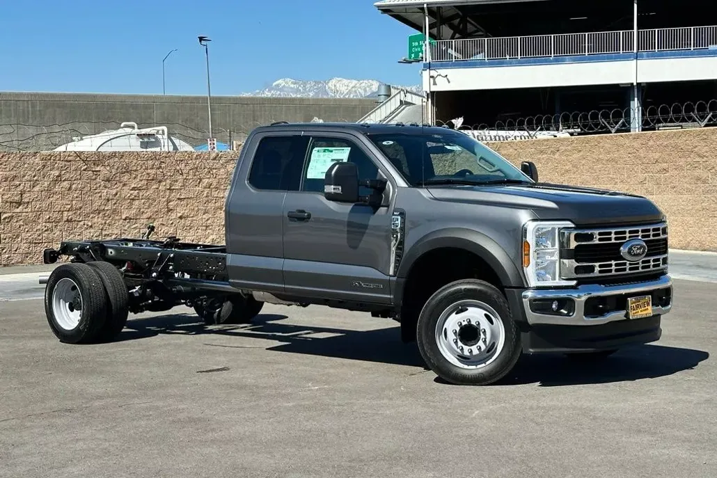 2025 Ford F-550 XLT photo 1