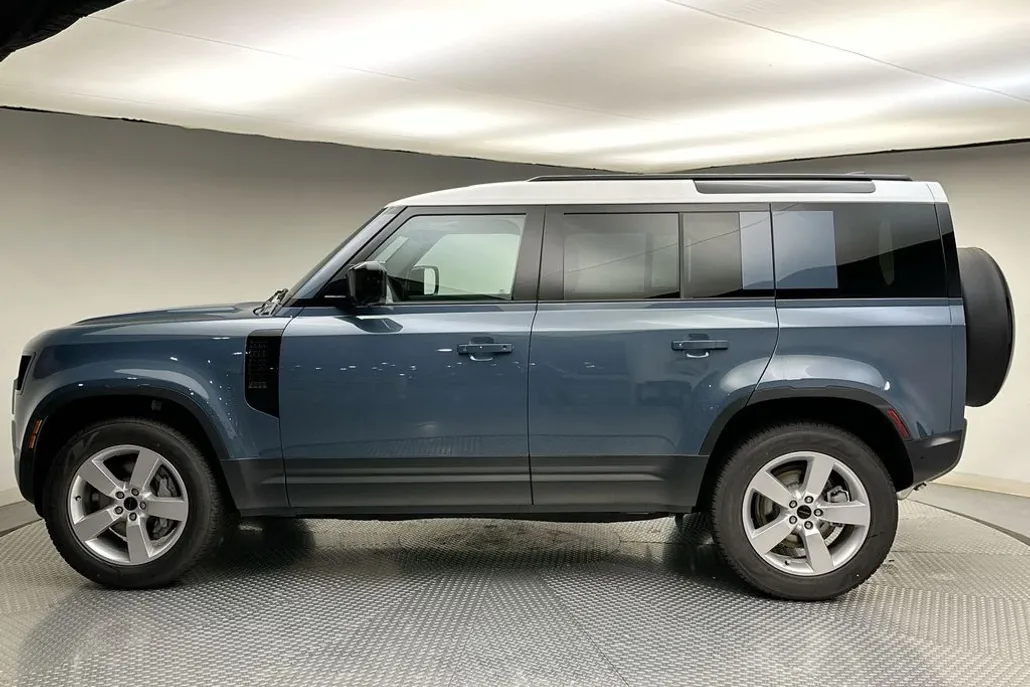 2026 Land Rover Defender 110 photo 1