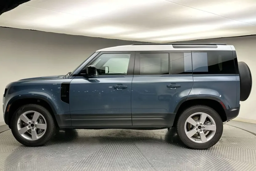 2026 Land Rover Defender 110 photo 1