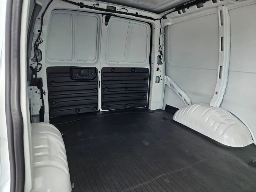 2025 Chevrolet Express Cargo 2500 photo 1