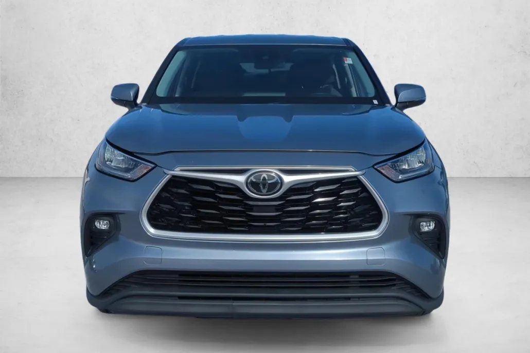 2020 Toyota Highlander LE photo 1