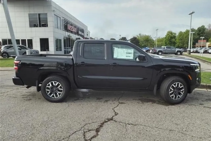 2024 Nissan Frontier Crew Cab SL photo 1
