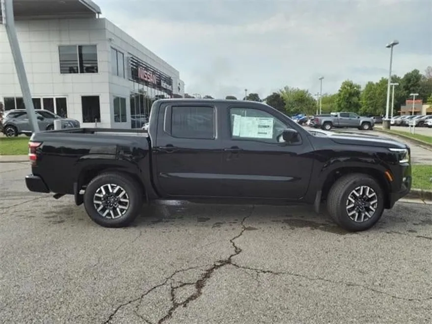 2024 Nissan Frontier Crew Cab SL photo 1