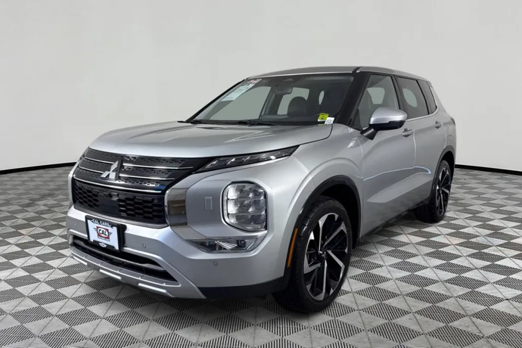 2023 Mitsubishi Outlander SE photo 1