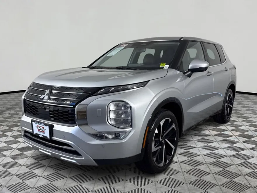 2023 Mitsubishi Outlander SE photo 1