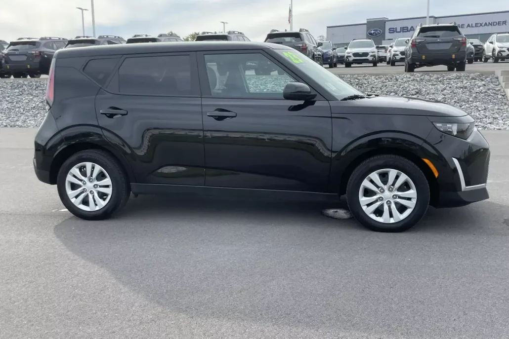 2023 Kia Soul LX photo 1