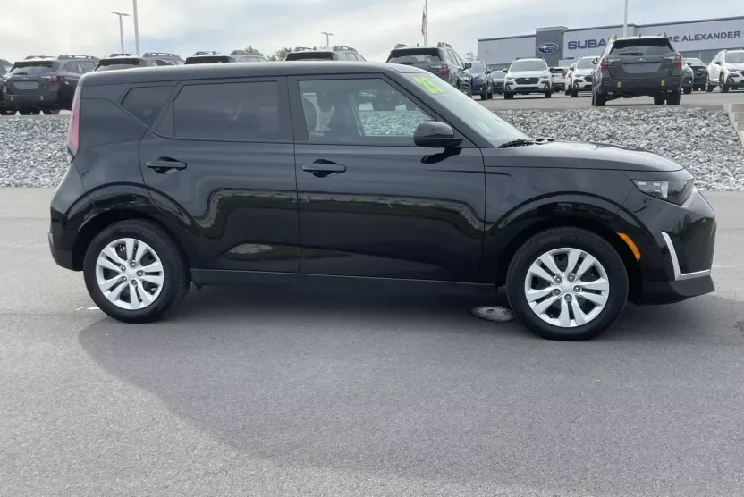 2023 Kia Soul LX photo 1