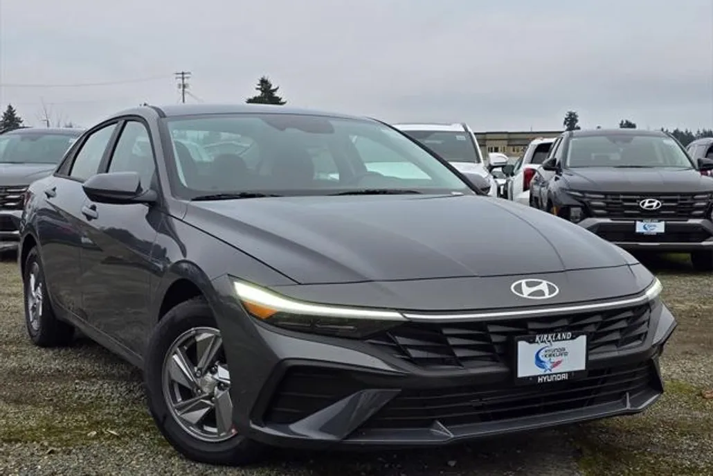 2025 Hyundai Elantra SE photo 1