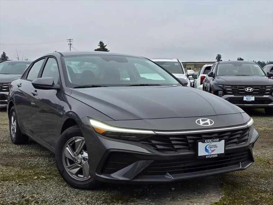 2025 Hyundai Elantra SE photo 1