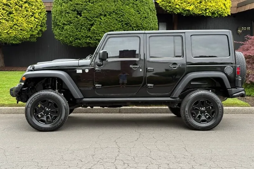 2013 Jeep Wrangler Unlimited Sahara photo 1
