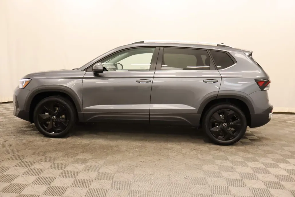 2025 Volkswagen Taos SE photo 1