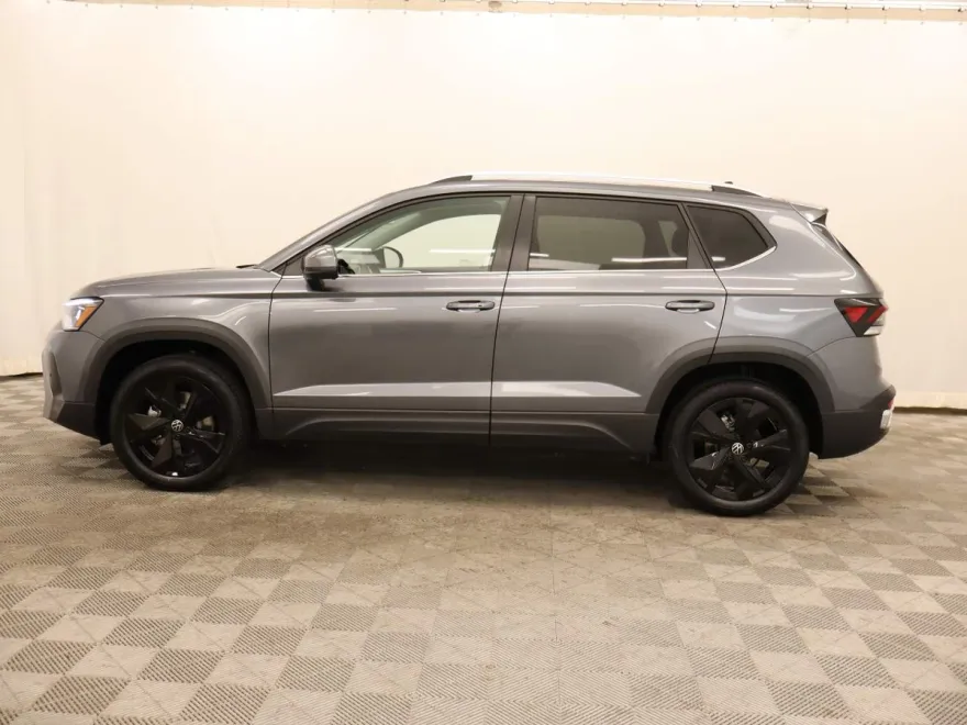 2025 Volkswagen Taos SE photo 1