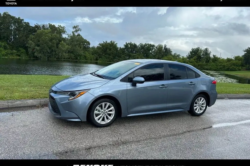 2023 Toyota Corolla LE photo 1