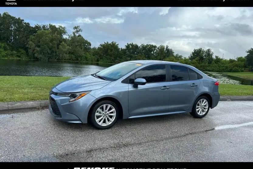 2023 Toyota Corolla LE photo 1