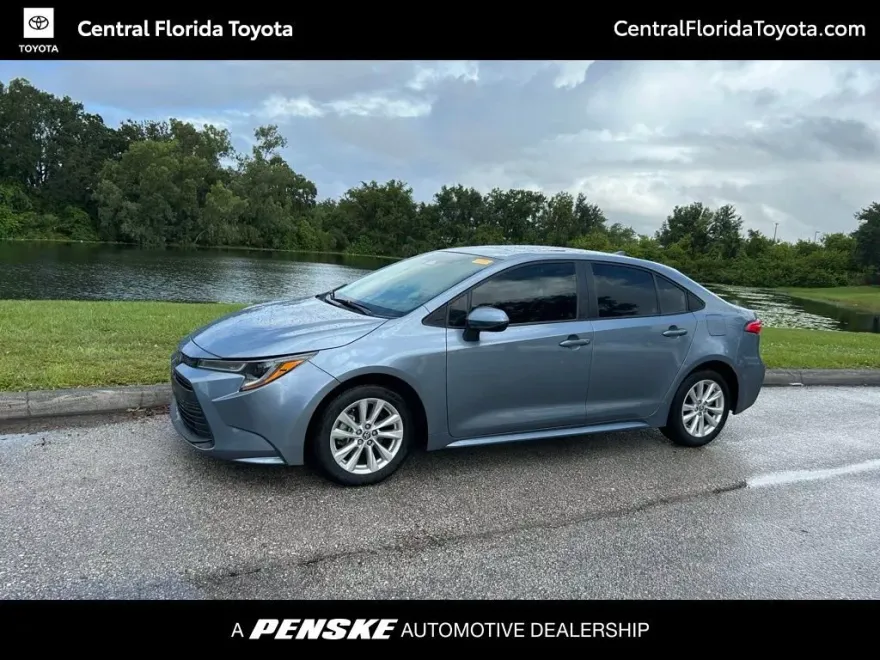 2023 Toyota Corolla LE photo 1