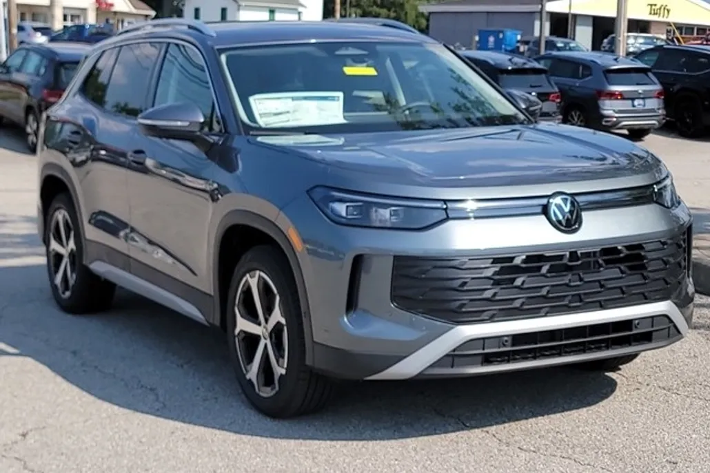 2025 Volkswagen Tiguan SE photo 1
