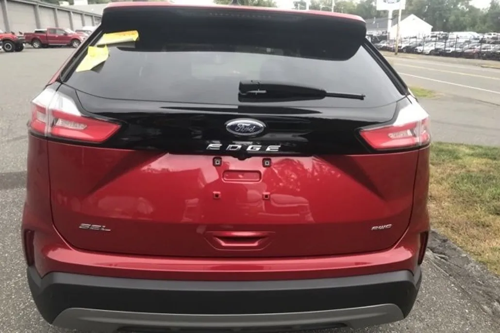 2022 Ford Edge SEL photo 1