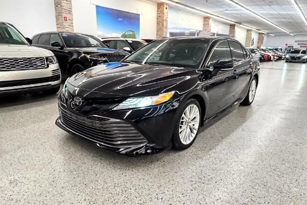 2018 Toyota Camry LE photo 1