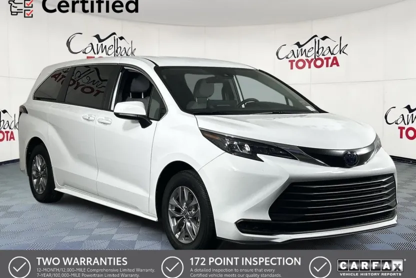 2025 Toyota Sienna LE photo 1
