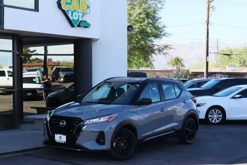 2023 Nissan Kicks SR photo 1