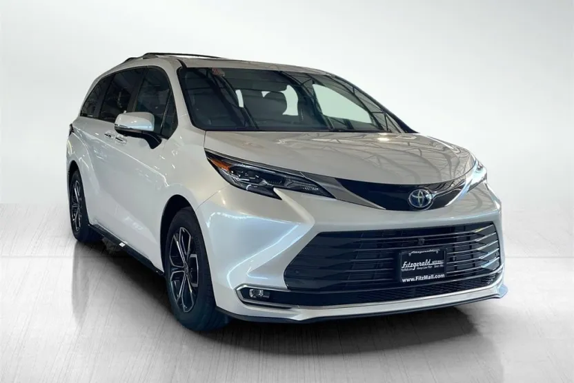 2025 Toyota Sienna Platinum photo 1